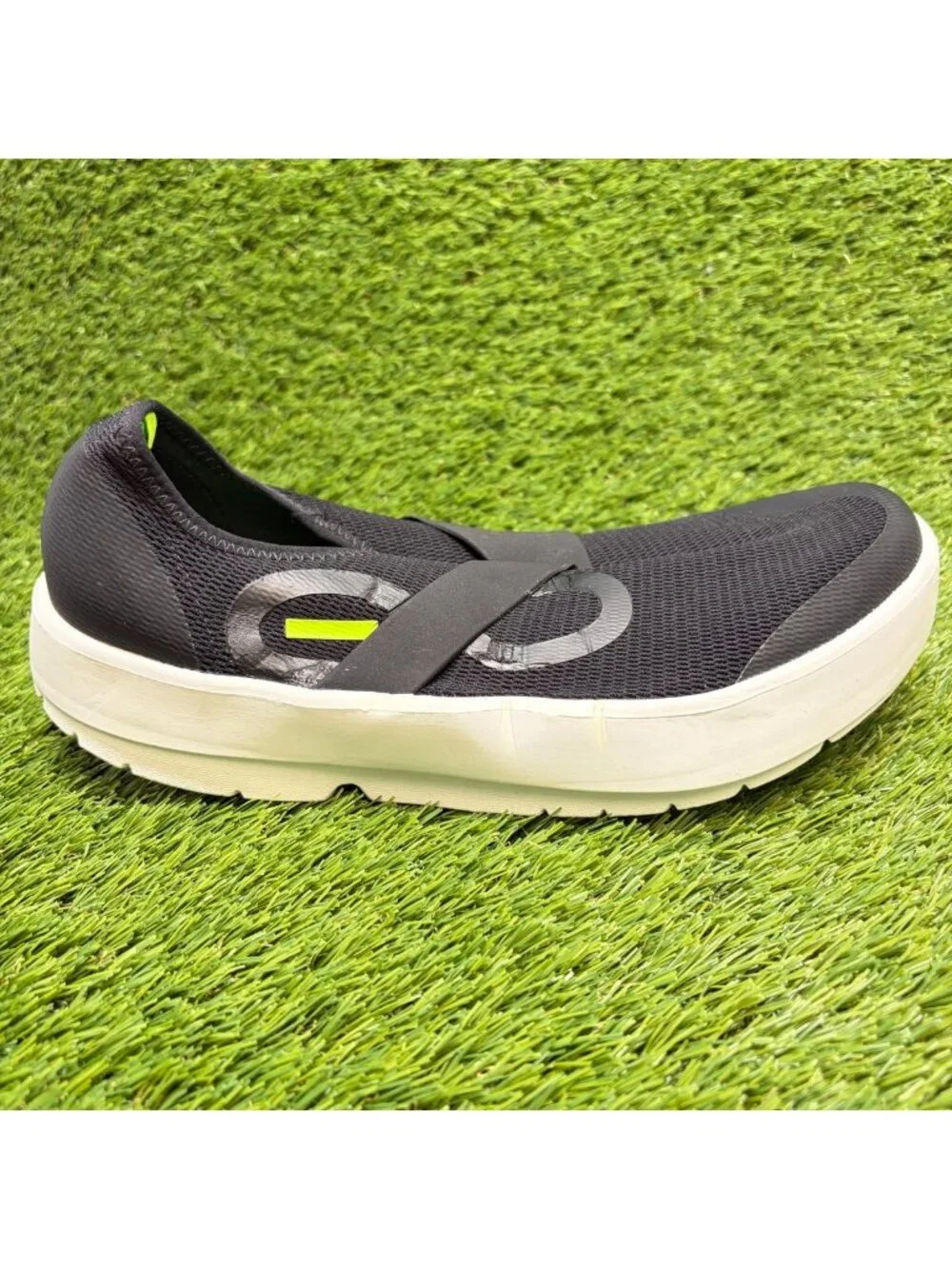 OOFOS OOmg Low Mens Size 11 Black White Casual Walking Slip On Recovery Shoes